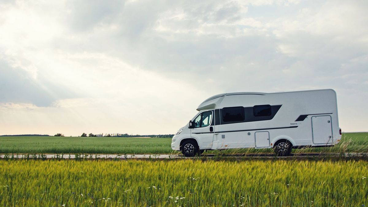 Mówiąc "kamper", zazwyczaj w oczach pojawi nam się taki widok. Ale kamper kamperowi nierówny