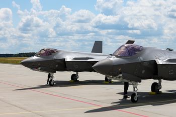 F-16, F-35 i Black Hawk nad Wisłą. Komunikat służb