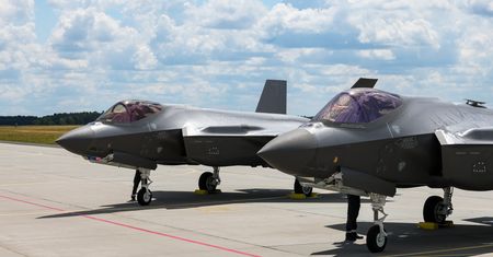 F-16, F-35 i Black Hawk nad Wisłą. Komunikat służb