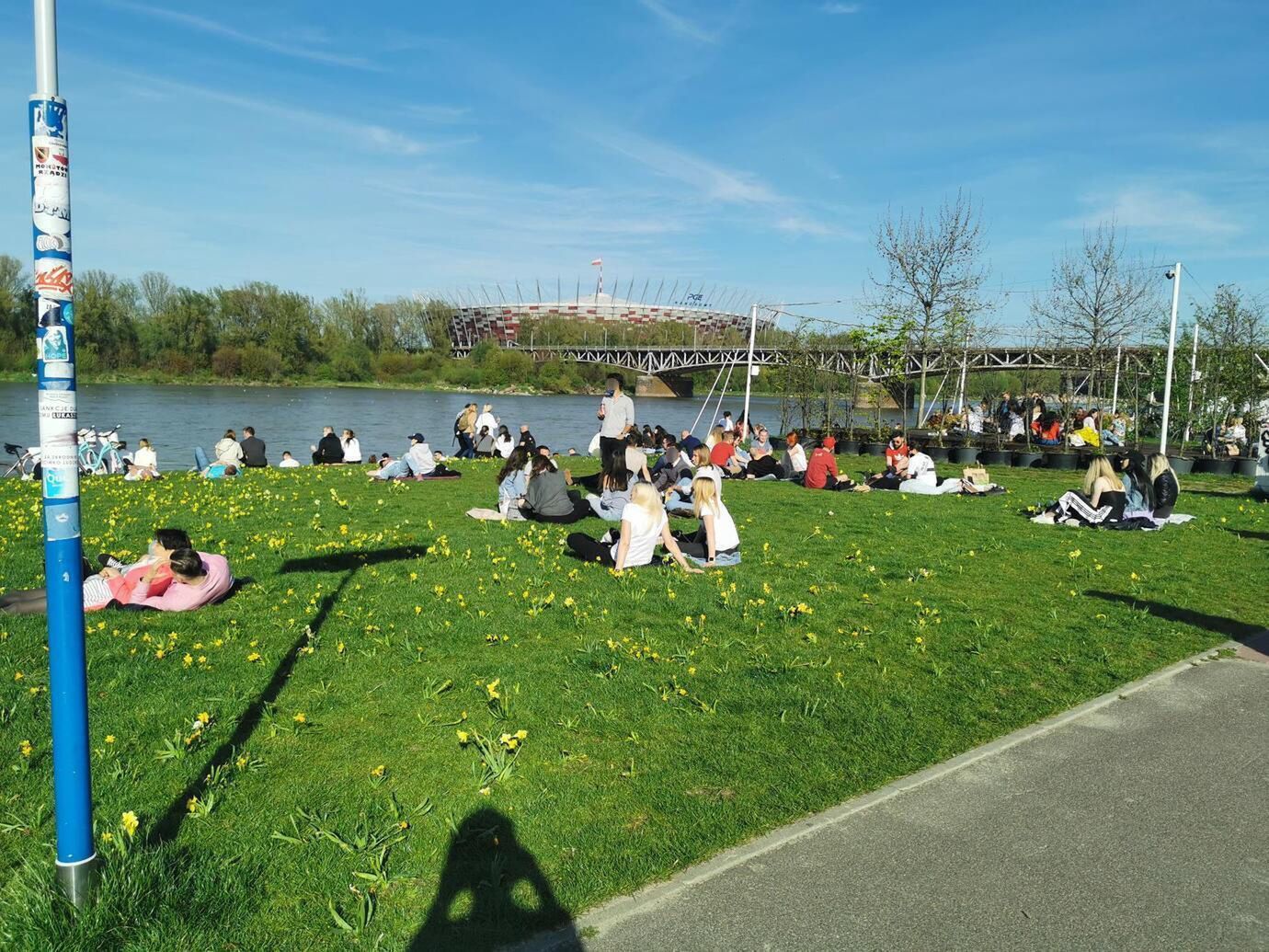 Warszawa. Polacy korzystają z pogody. Tłumy na Bulwarach Wiślanych