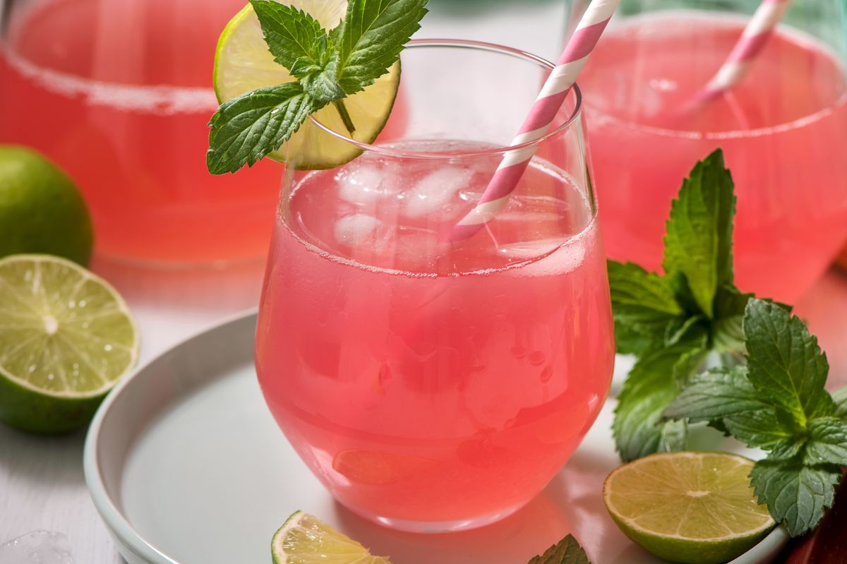 Homemade rhubarb lemonade: A refreshing twist for summer days