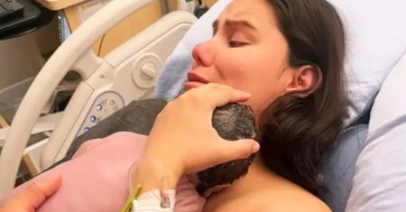 Poród, którego nikt nie zauważył. Dziecko leżało pod kocami