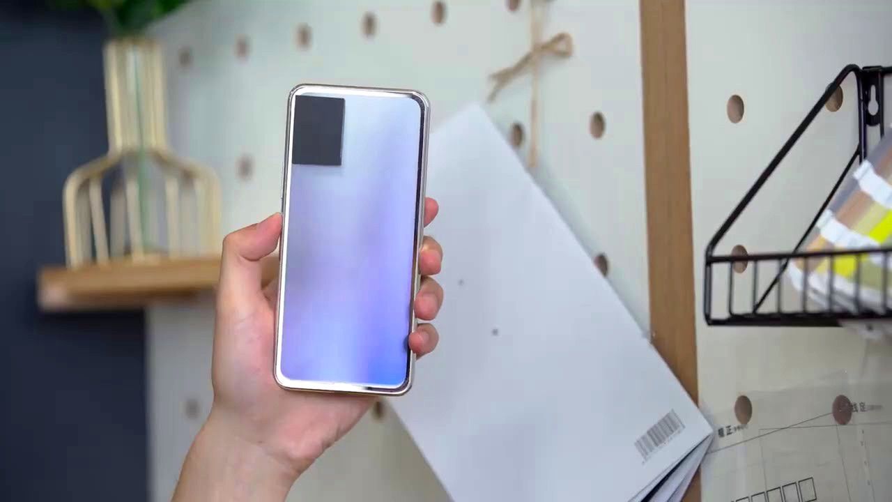Jedno kliknięcie i obudowa zmienia kolor. vivo prezentuje prototyp futurystycznego smartfonu