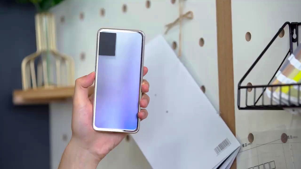 Jedno kliknięcie i obudowa zmienia kolor. vivo prezentuje prototyp futurystycznego smartfonu 1