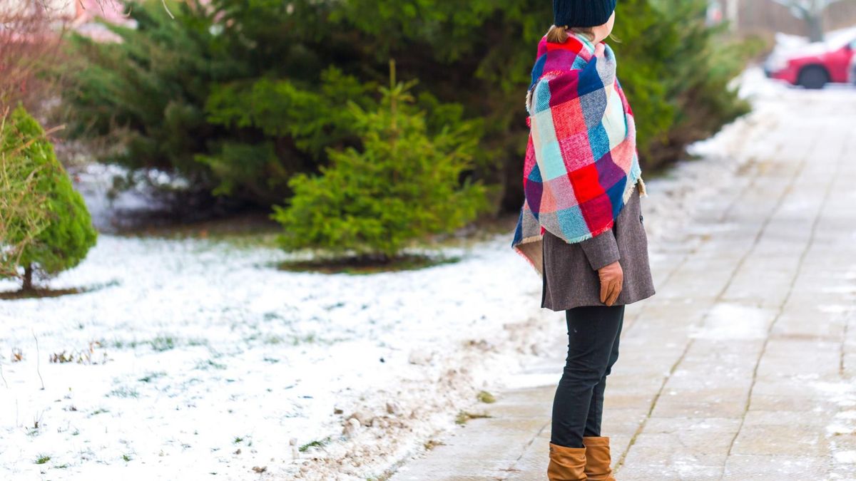 Kobieta na oblodzonym chodniku