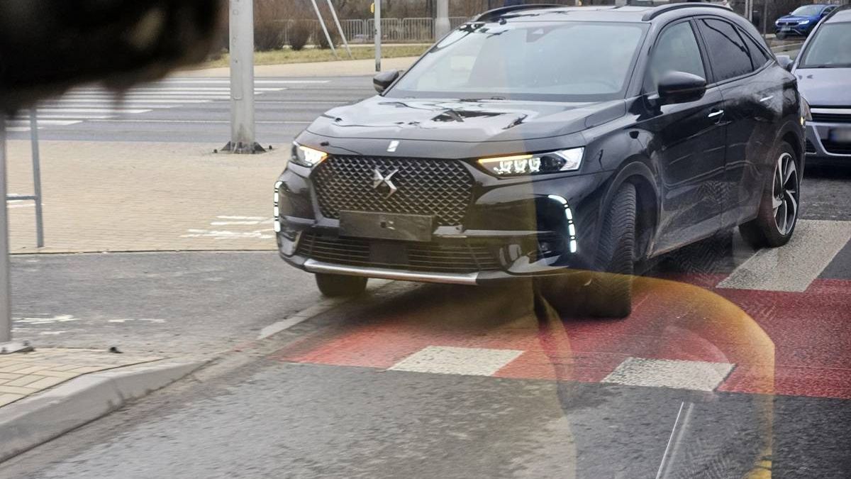Zderzenie DS z volkswagenem na skrzyżowaniu al. Solidarności z ul. Prusa