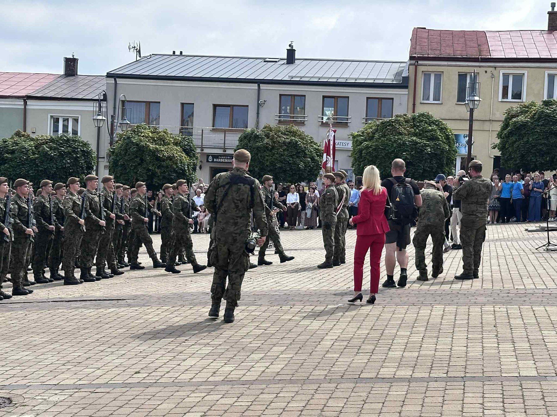 Przysięga wojskowa na rynku w Chęcinach.