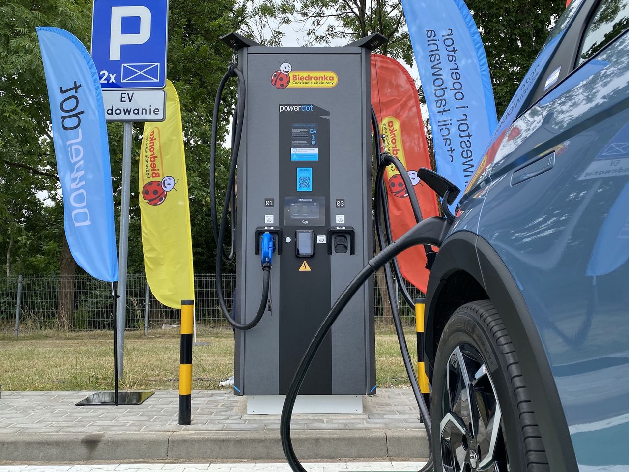 Otwarcie stacji ładowania Powerdot na parkingu Biedronki przy ul. Pałacowej w Warszawie