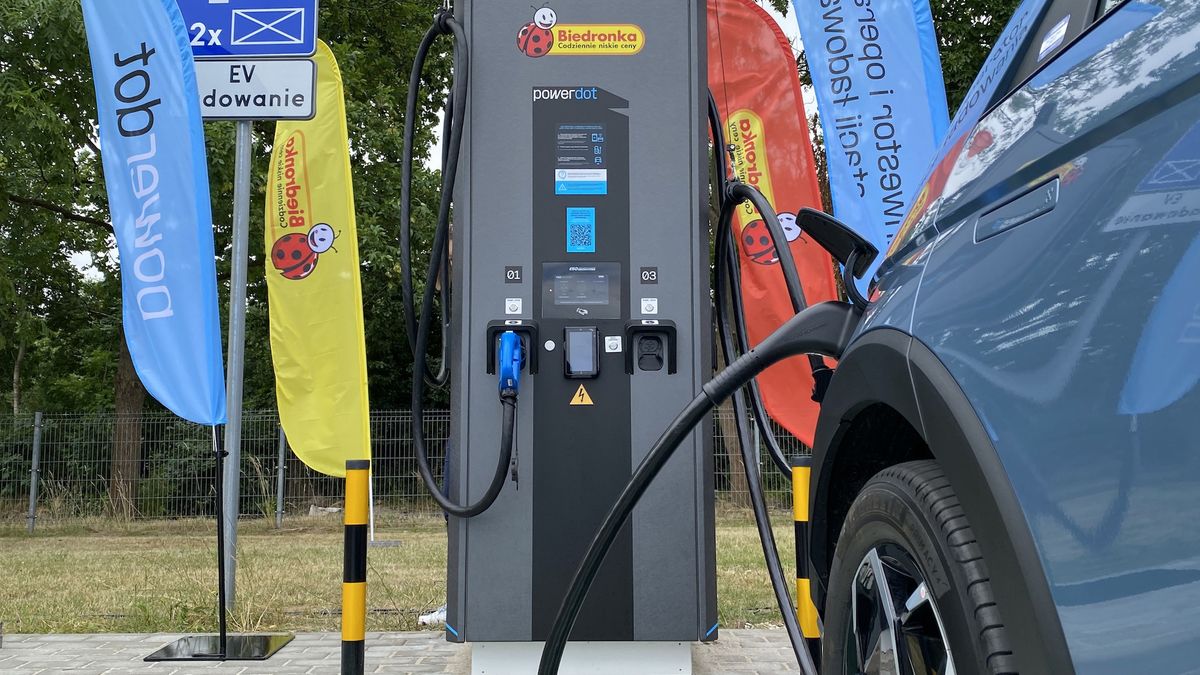 Otwarcie stacji ładowania Powerdot na parkingu Biedronki przy ul. Pałacowej w Warszawie