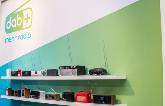 Radio DAB+ rozwija się w Europie, ale polscy nadawcy są nieugięci. „Technologia lat. 80”