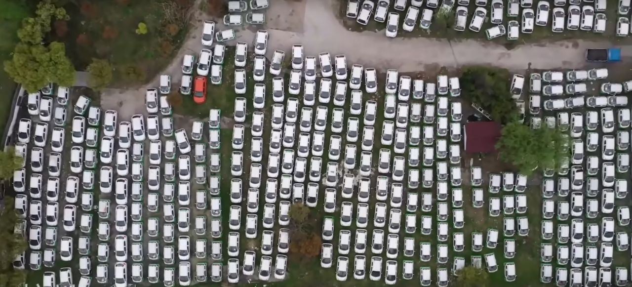 Kupują coraz nowsze samochody elektryczne. Stare trafiają na cmentarzyska