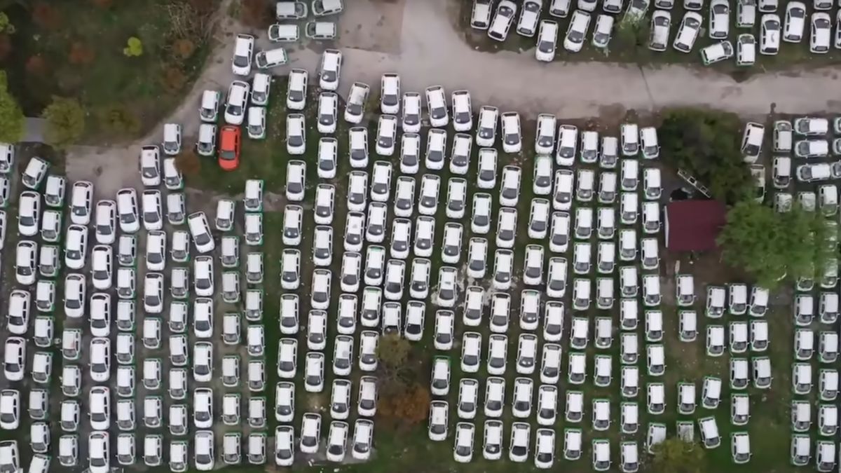 W wielu chińskich miastach porzuconych jest tysiące samochodów