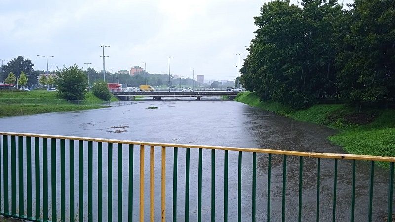 Bystrzyca zalała ścieżkę rowerową przy ul. Mełgiewskiej