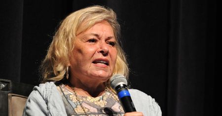Córka oskarża aktorkę Roseanne Barr. Na dwa miesiące wygnała ją do lasu za bycie grubą