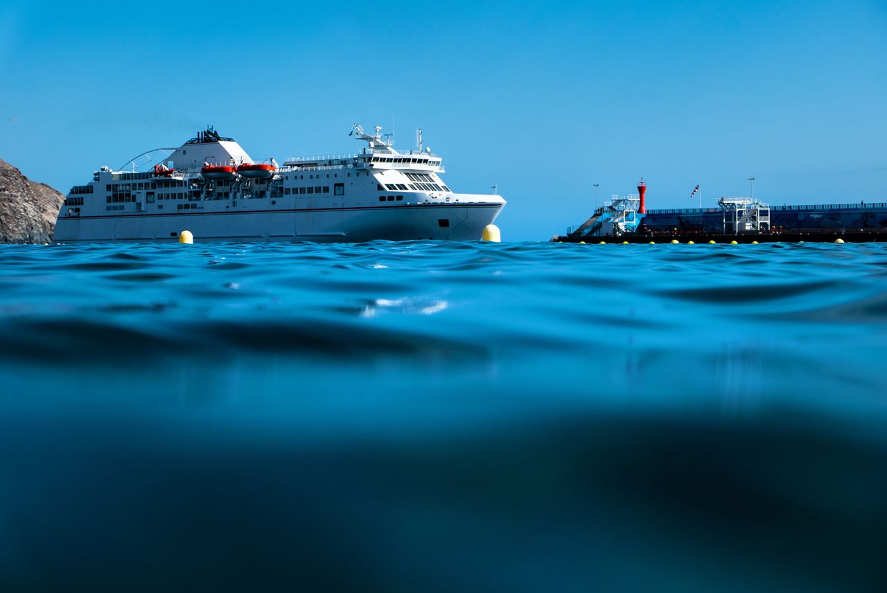 Samochód zsunął się z promu. Zobaczyli, jak dryfuje na oceanie