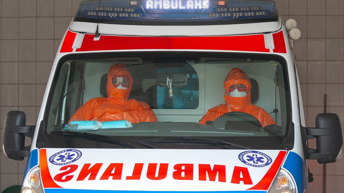ambulans, koronawirus, covid-19, coronavirus, coronavirus disease 2019, ratowanie, przewozy, szpital, przewóz, BINARY<(8) bytes>, ratownik medyczny, auto, lekarz, taksówka, izolowany, izolacja