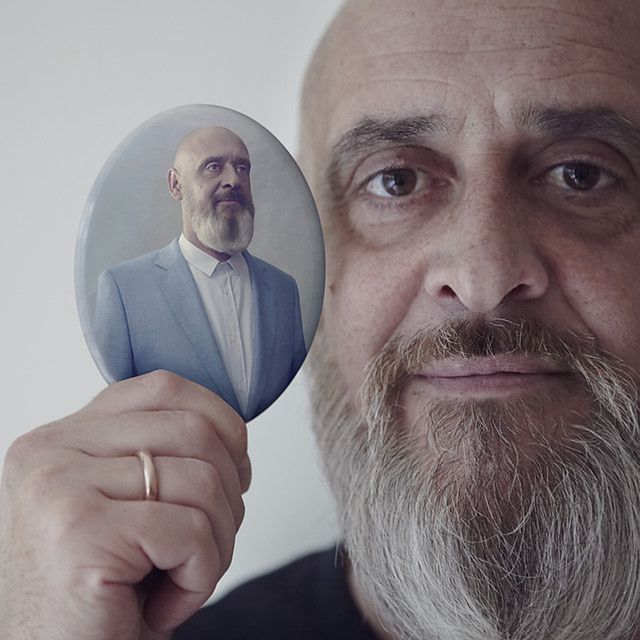 Kontrowersyjny projekt: portret z własnym zdjęciem nagrobkowym 3