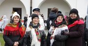 Staszów: Jarmark Bożonarodzeniowy i wspólne ubieranie choinki. Rynek wypełnił się mieszkańcami