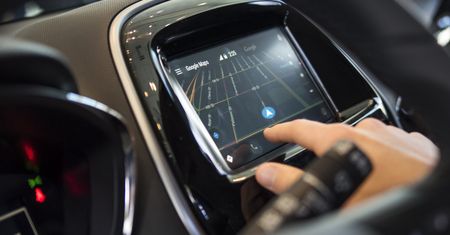 Google Maps i ciemny motyw w Androidzie Auto. Jest proste rozwiązanie