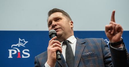 Ostre słowa Czarnka. "Sikorski może sobie pajacować"