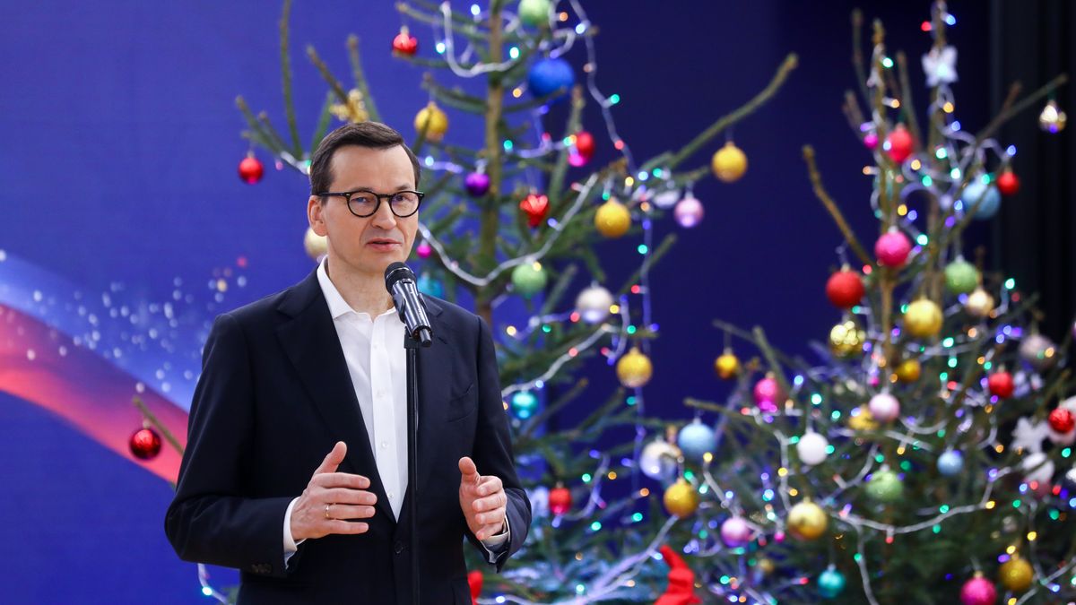 Warszawa, 21.12.2022. Premier Mateusz Morawiecki podczas świątecznego spotkania z rodzinami w Centralnym Domu Technologii w Warszawie, 21 bm. (jm) PAP/Rafał Guz
