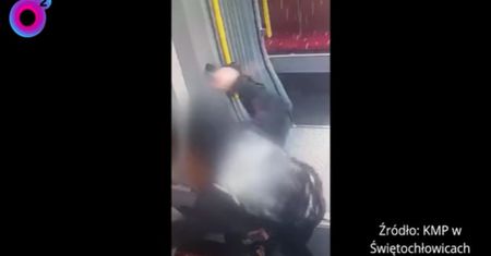 18-latek rzucił się na 17-latka w tramwaju. Policja pokazała nagranie