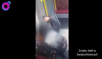 18-latek rzucił się na 17-latka w tramwaju. Policja pokazała nagranie.
