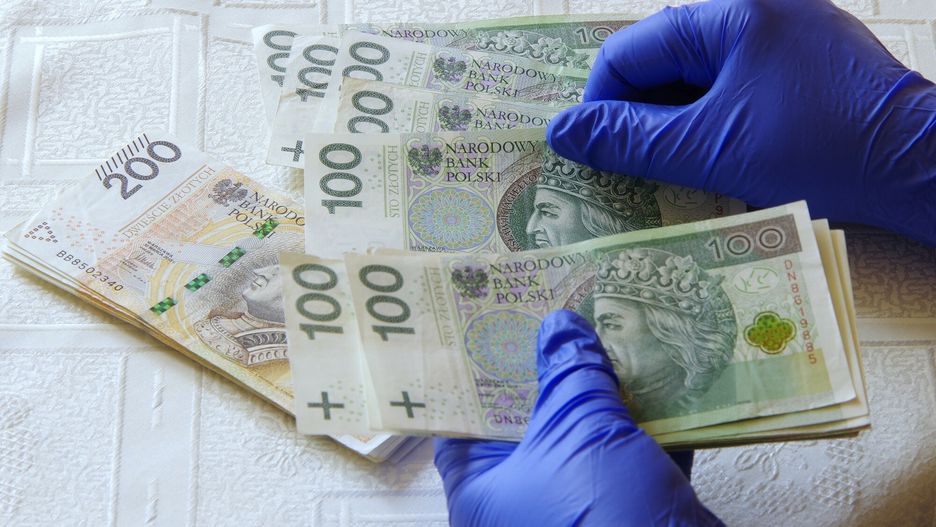 Lubelskie. Mężczyzna znalazł na parkingu plik banknotów 