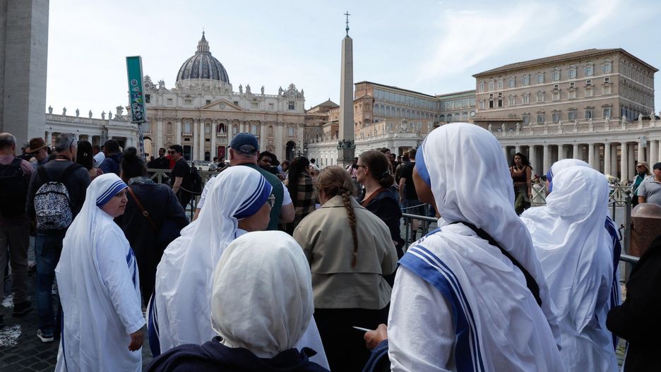 Faithful gather on St. Peter's Square following the death of Pope Francis, in Vatican City, 21 April 2025. Pope Francis died on 21 April 2025 at the age of 88, according to the Holy See. Born Jorge Mario Bergoglio in Buenos Aires, Argentina, on 17 December 1936, he was appointed leader of the Catholic Church on 13 March 2013, succeeding Pontiff Emeritus Benedict XVI. EPA/GIUSEPPE LAMI Dostawca: PAP/EPA.