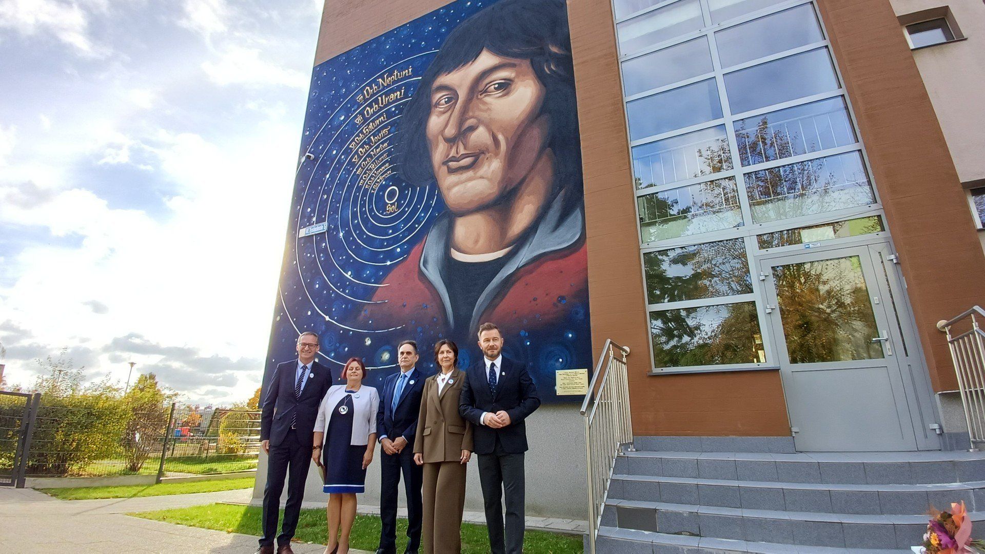 Z okazji jubileuszu na ścianie szkoły powstał mural z wizerunkiem Mikołaja Kopernika - patrona szkoły