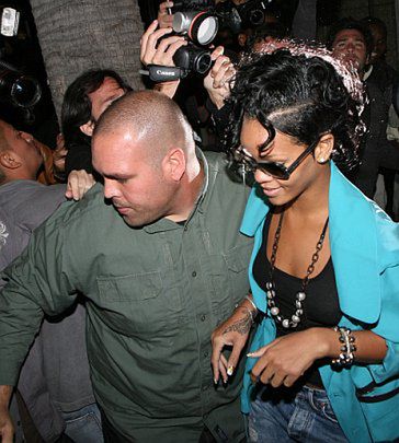 "Rihanna za dużo imprezuje!"
