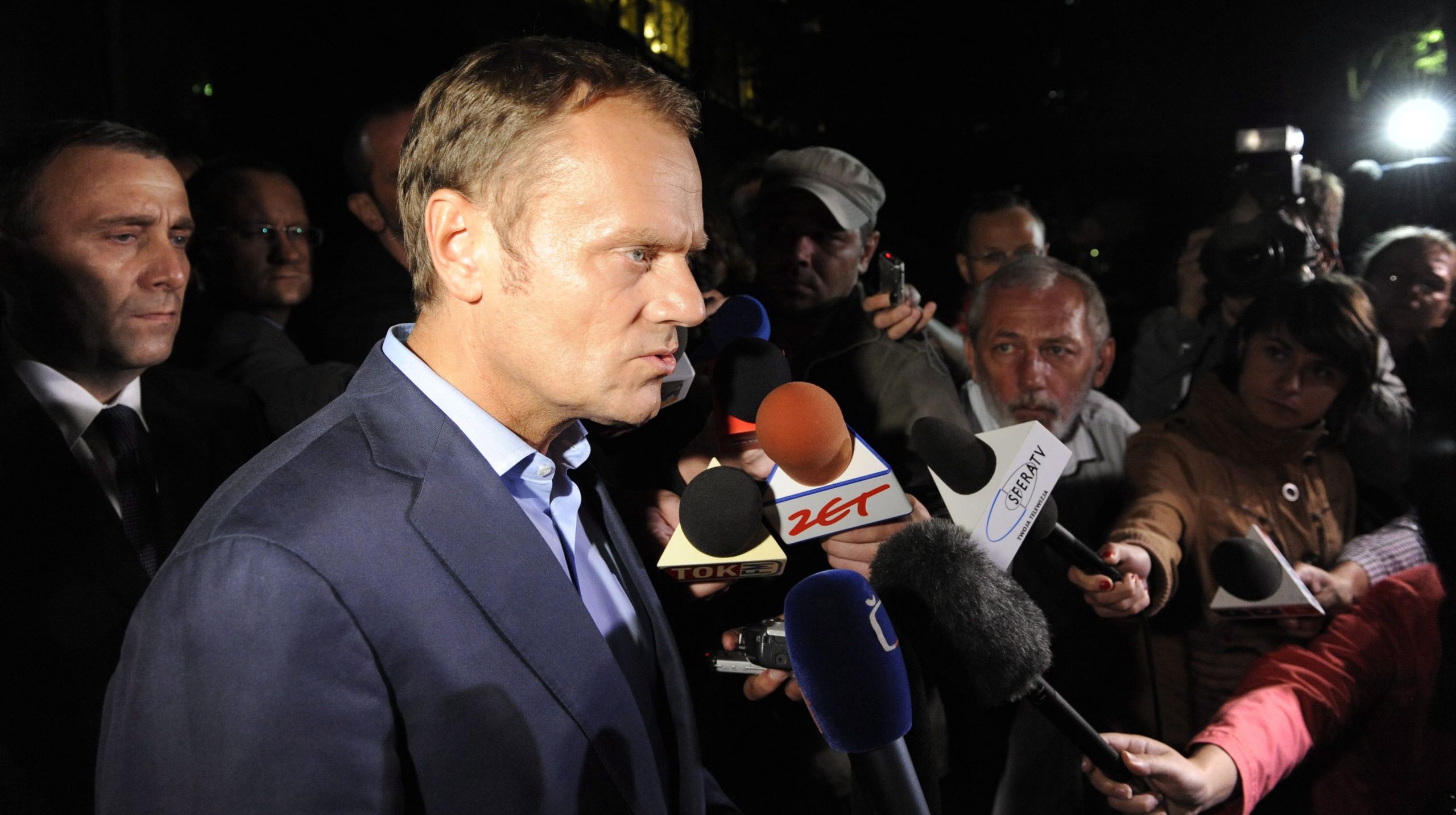 Rok 2009. Donald Tusk jako premier podczas konferencji prasowej przed sztabem kryzysowym na terenie kopalni "Wujek-Śląsk"