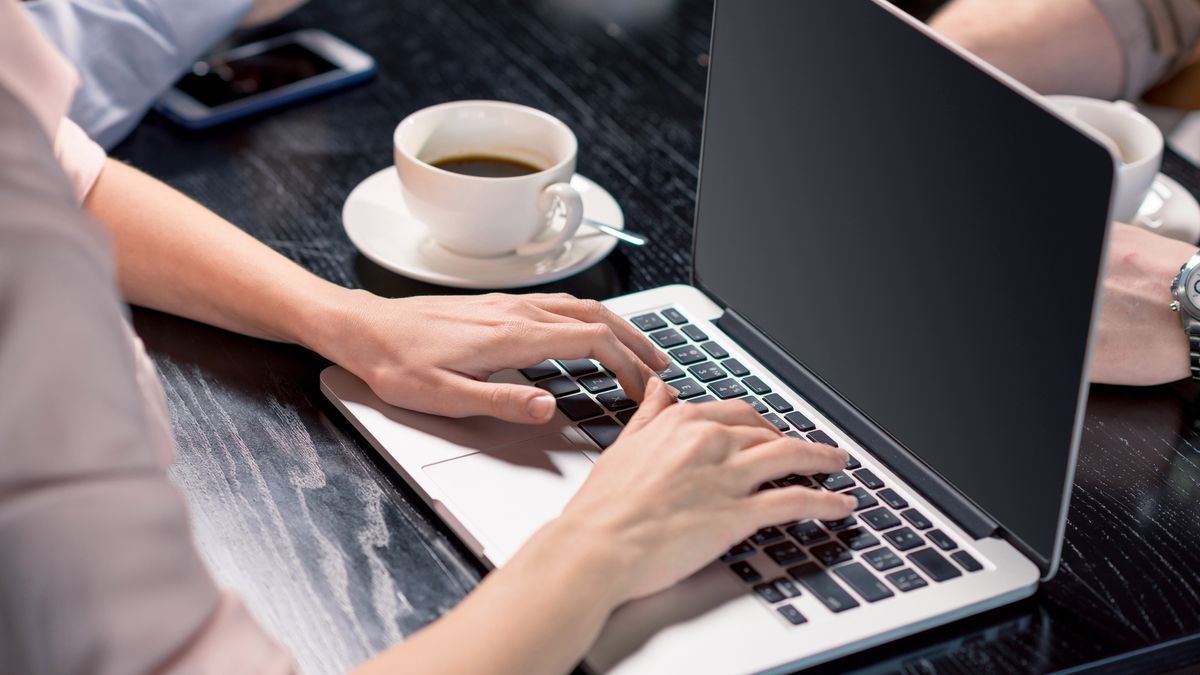 Osoba korzystająca z laptopa z depositphotos