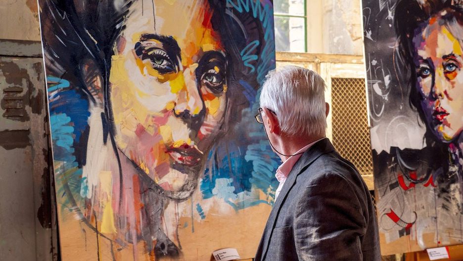 Lato oficjalnie pożegnaliśmy w artystycznej atmosferze &ndash; sztuka podczas Jazz Art Fashion Festivalu wybrzmiewała i przenikała się na wielu poziomach &ndash; poprzez koncerty dużego formatu, liczne wernisaże i wystawy, kt&oacute;re sprawiły, że Walcownia zyskała niesamowity klimat oraz spektakularny pokaz Ewy Minge &bdquo;From Fashion to Art&rdquo;.