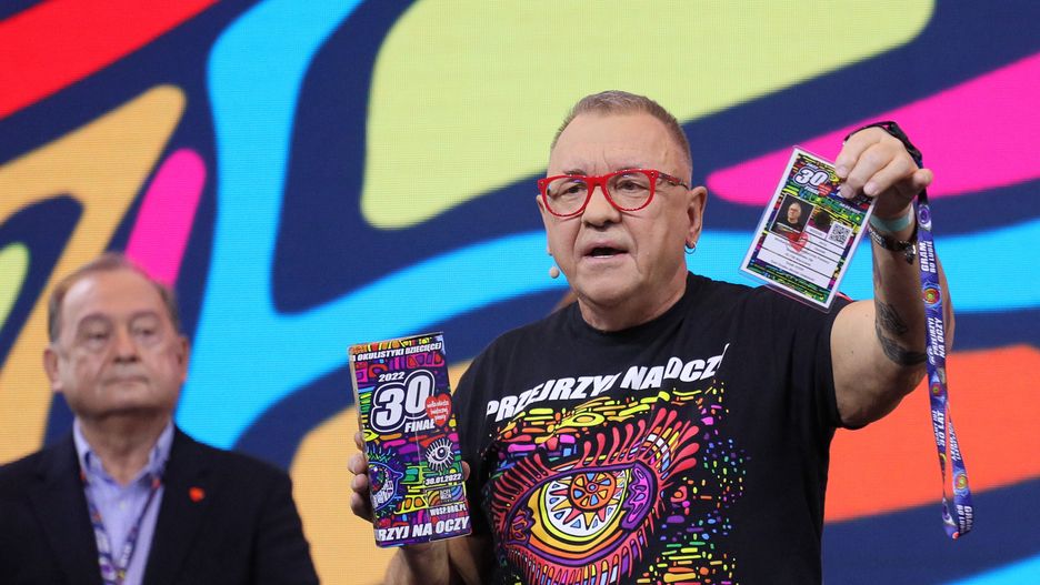 Warszawa, 28.01.2022. Prezes zarządu Fundacji Wielkiej Orkiestry Świątecznej Pomocy Jerzy Owsiak (P) wziął udział w konferencji prasowej przed 30. Finałem WOŚP, 28 bm. w Finałowym Studio WOŚP przed Pałacem Kultury i Nauki w Warszawie. Tegoroczny 30. Finał WOŚP odbywa się pod hasłem �Przejrzyj na oczy - dla zapewnienia najwyższych standardów diagnostyki i leczenia wzroku u dzieci�. (aldg) PAP/Paweł Supernak