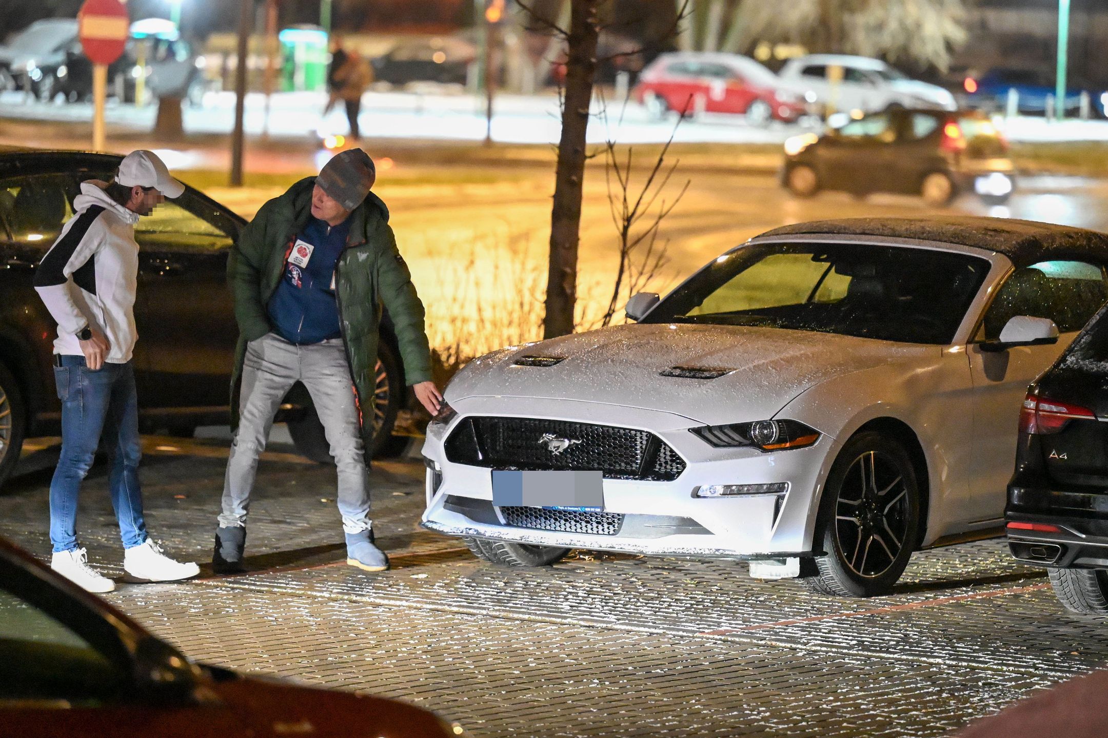 Jarosław Jakimowicz kupił Mustanga i pojechał nim po jajka