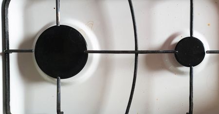Jak wyczyścić ruszt kuchenki gazowej? Ten patent działa zawsze
