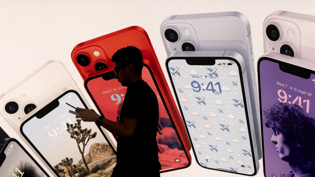 An employee walks past a sign showing iPhones at an Apple store in Washington, DC, USA, 21 August 2023. Shares of Apple have entered a technical correction - having gone down over ten percent in August 2023 from a 31 July high of 196.45 USD. Some investors have opted to sell Apple in the face of a potential economic downturn in China. EPA/MICHAEL REYNOLDS Dostawca: PAP/EPA.