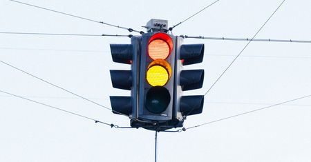 Będzie czwarte światło na sygnalizatorze? Ma zwiększyć płynność ruchu