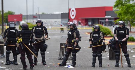 Były policjant z Minneapolis z zarzutem. Starcia na ulicach wielu miast USA