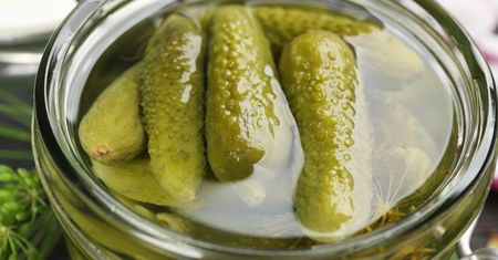 Staropolski przepis na kiszone ogórki. Ich smak i chrupkość nie mają sobie równych