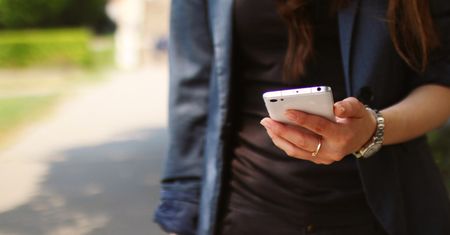 Każdy nowy telefon będzie miał rządowe aplikacje? "To budzi wątpliwości"