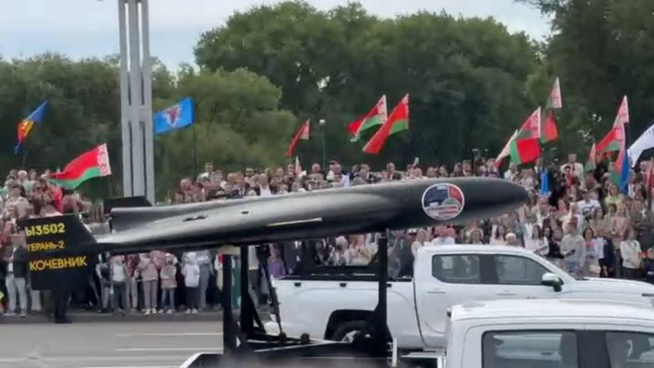 Dron Shahed-136 pokazany na wojskowej paradzie w Mińsku należący do białoruskich sił zbrojnych.
