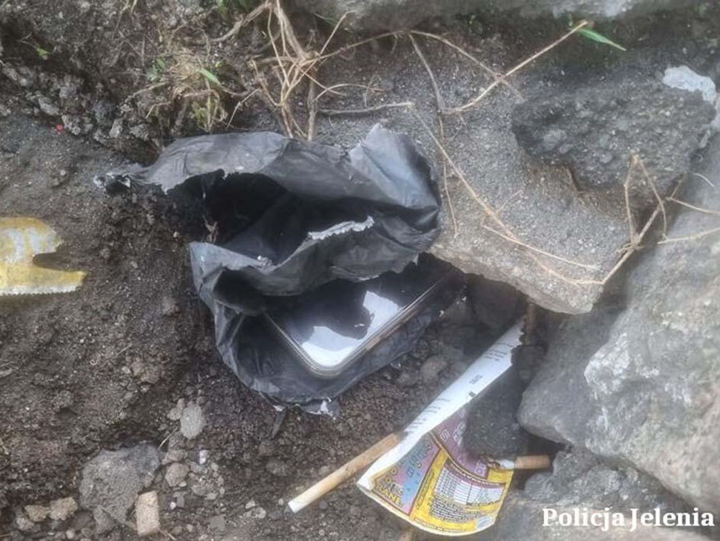 Jelenia Góra: Telefon ukryty pod betonową płytą chodnikową. 32-latek zatrzymany