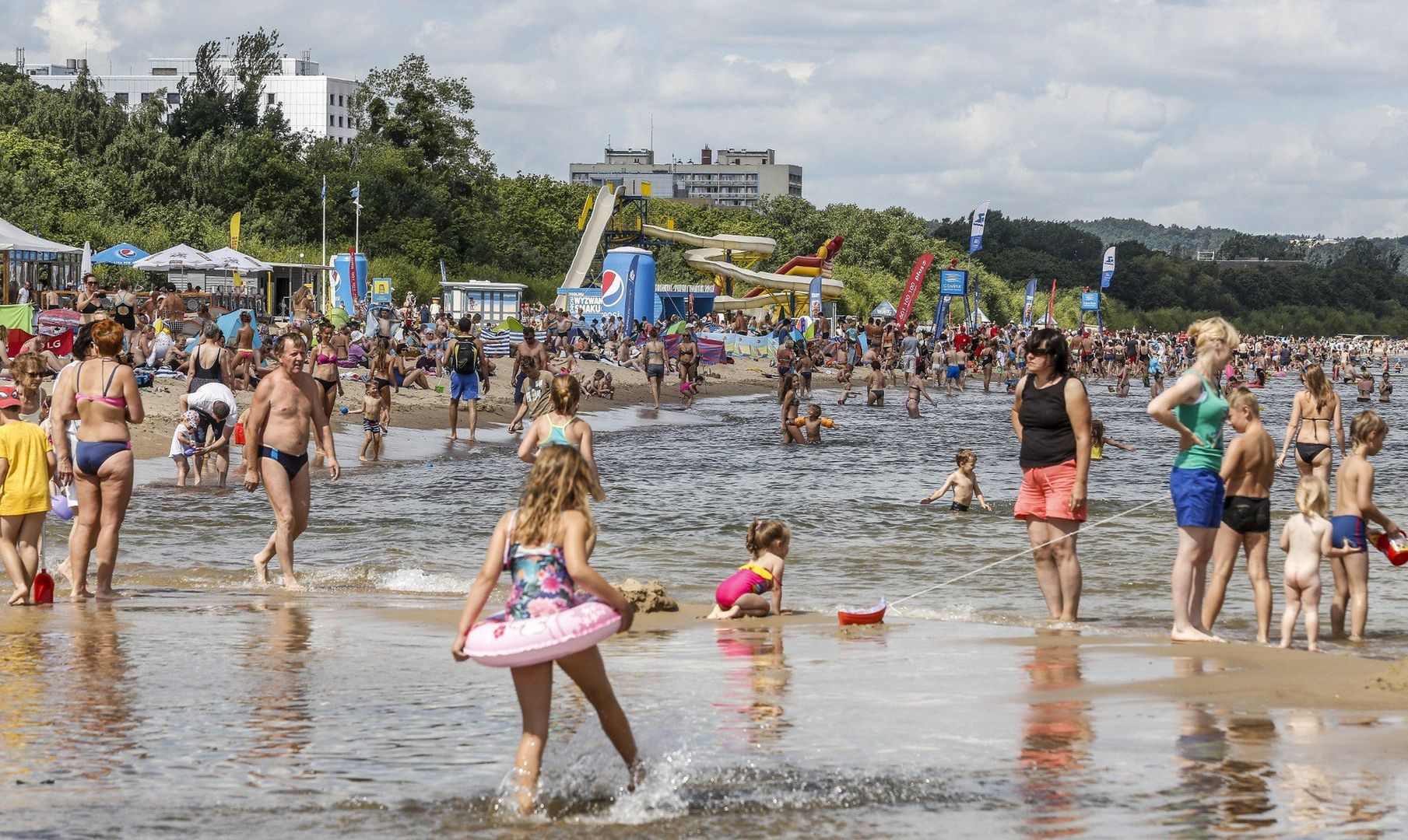 Wakacje 2025 zbliżają się wielkimi krokami! Zastanawiasz się, gdzie spędzić urlop, aby uniknąć tłumów turystów? Najnowszy raport &#34;Urlopowy Kompas Polaków&#34; ujawnia najpopularniejsze kierunki wakacyjne w Polsce w 2025 roku. Dowiedz się, gdzie będzie najwięcej ludzi