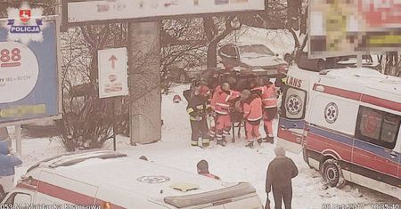 Lublin: Samochód wjechał na chodnik i potrącił pieszą (wideo)
