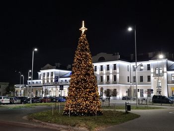 Skarżysko-Kamienna: Miasto już czuje magię Świąt. Rozświetlone choinki i iluminacje świąteczne w mieście