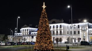 Skarżysko-Kamienna: Miasto już czuje magię Świąt. Rozświetlone choinki i iluminacje świąteczne w mieście