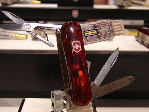 Scyzoryk z 32GB pamięci i Bluetooth od Victorinox 1