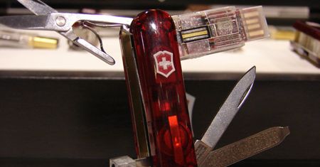 Scyzoryk z 32GB pamięci i Bluetooth od Victorinox